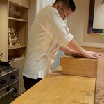 まつ久ら - 鰹節を削る