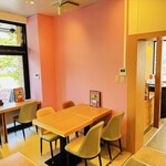 Don Tacos 本格沖縄タコス&タコライス専門店 - カラフルなインテリアが特徴の店内。ドンタコスカラーのクロス席は写真映えすると人気です！