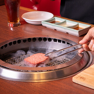 熟練スタッフが目の前で丁寧に焼き上げる炭火焼スタイル