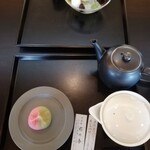 虎屋菓寮 - 奥:きな粉あんみつ