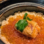 炭火焼鳥と一口餃子 TORA鶏YA - 鮭の親子土鍋めし