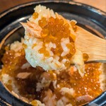 炭火焼鳥と一口餃子 TORA鶏YA - 鮭の親子土鍋めし