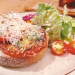 シー ザ フォレスト - ローストトマトチーズトースト（サラダ付き）