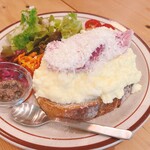 シー ザ フォレスト - チーズオムレツと自家製ハム（サラダ付き）