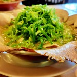 らーめん2国 - ネギの下にもチャーシューモリモリ