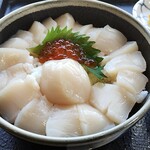 さるふつまるごと館 - ホタテ丼のアップ!イクラも乗っとります!