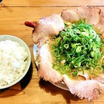 らーめん2国 - チャーシューらーめんと中ライス