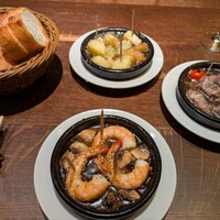 スペイン料理 La Cazuela 三ノ宮 ミント神戸店 - コースのアヒージョ(海老とマッシュルーム、アンチョビとジャガ芋、イベリコ豚とプチトマト) スペイン料理 La Cazuela 三ノ宮 ミント神戸店 - コースのアヒージョ(海老とマッシュルーム、アンチョビとジャガ芋、イベリコ豚とプチトマト)