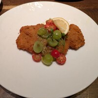スペイン料理 La Cazuela 三ノ宮 ミント神戸店 - 香草チーズ風味のポークカツレツ〜旬白ぶどうとトマトのオータムケッカソース〜(1380円) スペイン料理 La Cazuela 三ノ宮 ミント神戸店 - 香草チーズ風味のポークカツレツ〜旬白ぶどうとトマトのオータムケッカソース〜(1380円)