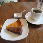 カフェ イワブチ - チョコレートケーキ、チーズケーキ、コーヒー