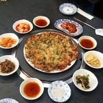 焼肉ソウル - 海鮮チヂミ
回りの小皿はランチに付いてる小皿です(*^_^*)