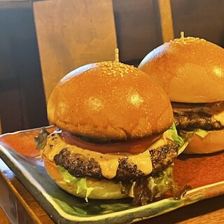 ハンバーガーや定食など、厳選国産牛を使った一品料理