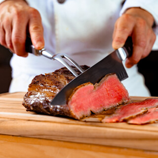 シェフが切り分けるジューシーローストビーフ！