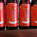 元祖ハルピン - 紹興酒が並ぶ