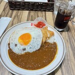 銀座スイス ヤエチカ店 - 目玉焼きカレーとチキンカツ（ハーフ）とアイスコーヒー