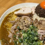 吉田カレー  - 並、甘口、松坂ポーク切り落とししゃぶしゃぶ（限定）、チキンアチャーリー（限定）、キャベ塩昆布マヨ（限定）、オランダ産ゴーダチーズ（限定）