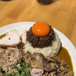 吉田カレー  - 並、甘口、松坂ポーク切り落とししゃぶしゃぶ（限定）、チキンアチャーリー（限定）、キャベ塩昆布マヨ（限定）、オランダ産ゴーダチーズ（限定）