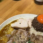 吉田カレー  - 並、甘口、松坂ポーク切り落とししゃぶしゃぶ（限定）、チキンアチャーリー（限定）、キャベ塩昆布マヨ（限定）、オランダ産ゴーダチーズ（限定）
