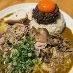 吉田カレー  - 並、甘口、松坂ポーク切り落とししゃぶしゃぶ（限定）、チキンアチャーリー（限定）、キャベ塩昆布マヨ（限定）、オランダ産ゴーダチーズ（限定）