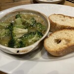 バルザル - ぷりぷり海老とブロッコリーのアヒージョ968円