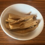 きく屋 - 肉ごはんが盛られる小丼で提供されたメンマ！なかなか減らず、ビールがほしくなりました！