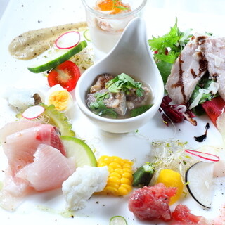 旬を映す「前菜盛り合わせ」は、多彩な味を少しずつ