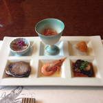 和匠よし乃 - 前菜　床節旨煮、サザエ酒盗和え、蛸柔らか煮、鯵もって菊、しろさ海老、河豚寒仕込み味噌和え