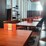 SHARI - 私が座った壁沿いのソファ席。メインはビュッフェ台に近いオープン席です