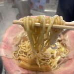 ラーメン大戦争 八尾店 - ピストルの麺