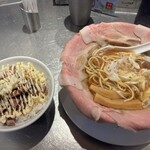 ラーメン大戦争 八尾店 - 丼とラーメンセット。麺ちょっと食べてます。