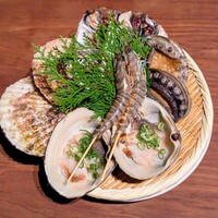かんてきや 要 - 新鮮な海鮮【 活ホタテ•アワビ•活ホッキ貝•大トロアジの開き•特大海老串焼 】