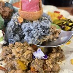 タケウチ 神保町本店 - 茄子とパプリカが入った合い挽き肉のキーマはスパイスが効いていて病みつきになります。