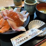 伊豆太郎 - 寿司屋の海鮮のっけ丼