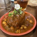 タケウチ - ひよこ豆など豆の入ったカレーソースは絶品！