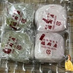 御菓子司　福岡屋  - 【左】とよた茶生大福〗(180えん)×2苦味がある抹茶とコクのある生クリームが好み•*¨*•.¸¸♬︎
      【右】桜くりーむ大福〗(220えん)×2桜の塩気とコクのある生クリームが好み(✿ơᴗơ)⋈♡*
      