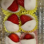 御菓子司　福岡屋  - いちご大福【下段右】【小粒@270円☆【下段左】中粒】@300円☆【上段・下段】大粒@330円モチモチ食感の羽二重餅・ジューシーないちご品の良い甘さの白あんが絶妙なバランスで美味٩(๑❛ᴗ❛๑)۶

