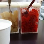 牛すじカレー 小さなカレー家 - （2014年10月再訪）卓上のカレーの添えもの♪