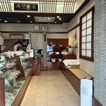 虎ノ門 岡埜榮泉 - 入り口から見た店内。