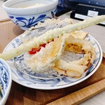 ⼿打ちと創造 はなまるうどん - 日替わり季節の野菜天うどん（900円）_2025年8月