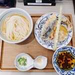 ⼿打ちと創造 はなまるうどん - 日替わり季節の野菜天うどん（900円）_2025年8月