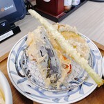 ⼿打ちと創造 はなまるうどん - 日替わり季節の野菜天うどん（900円）_2025年8月