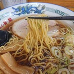 旭川らぅめん青葉 本店 - 縮れた中細位のめーん　この麺美味い！