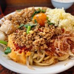 SORA - ピリ辛な挽肉、チーズ、ニラ、鰹節、背脂、卵黄、フライドオニオンなど