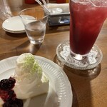 離山房 - 特製ブルーベリージュース　1000円　レアチーズケーキ900円