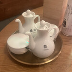 藤沢中華酒場 星都 - 卓上調味料（醤油、山椒、酢、辣油）