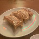 藤沢中華酒場 星都 - 餃子。ネオンの色が写りこんでる