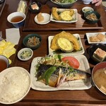 ここら屋 - 【日替わり定食(1,180円）】奥が鶏肉(おろしポン酢）、手前は焼き魚の鯖