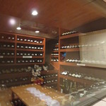 寿司 竹本 - ワインセラーを外から見て