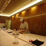 寿司 竹本 - 店内カウンターと店主