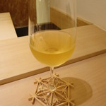 寿司 竹本 - 本日1杯目のビオワイン(私がコースターに乗せてしまいましたが、店ではワインはコースターは使いません)
